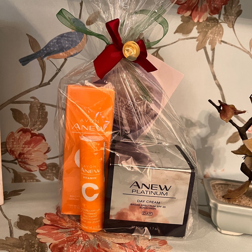 Avon Anew Platinum Day Cream and Vitamin C Set Give the gift of self care